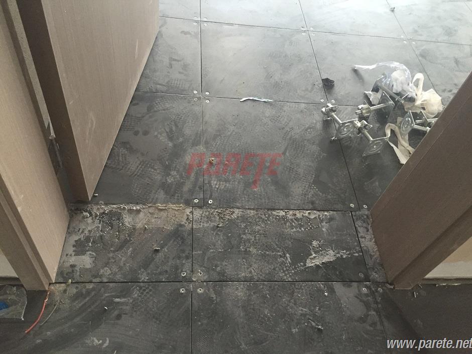 Steel raised floor with independent support